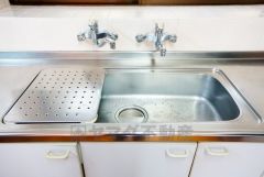 大きめのお鍋も洗える使い勝手の良いステンレスシンク。