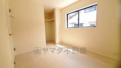 暖かい日差しが差し込む洋室。たっぷり収納できるクローゼット付きでお部屋の中をすっきりと快適に保てます。