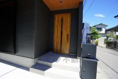 家の顔となる玄関扉がかっこいいと、たくさんの人を招き入れたくなりますね＾＾奥まって設置されており、雨にも濡れにくくなっています。