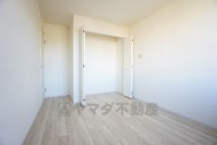 暖かい日差しが差し込む洋室。たっぷり収納できるクローゼット付きでお部屋の中をすっきりと快適に保てます。