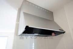 同仕様写真。風量が弱・強と切替え可能なレンジフードが調理中の煙をしっかり吸い込みます。手元を照らすライト付きです。