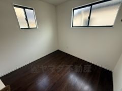 2面採光を確保した明るい室内は、風通しも良く、大変居心地の良い空間となっております。爽やかな風を感じて起きる朝は、快適生活の始まりに。