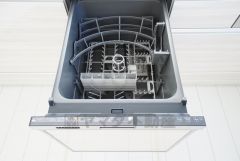 食事の後の手間を解消する食器洗い乾燥機付。冬場の洗い物で手荒れの悩みもなくなります。手洗いよりも節約できて便利。