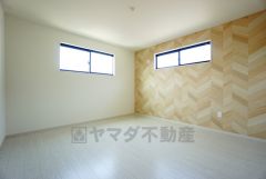 寛ぎの時間を紡ぎだす主寝室は、大型ベッドを置いても余裕の広さを確保しています。