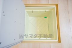 キッチンにある床下収納は、居住スペースを減らさずに買い置きの調味料や非常食などを保管することができます。