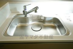 広々としたステンレスシンクには、洗剤やスポンジを収納出来るラック付き。広さも確保しているので、大きなお鍋も洗いやすいです。