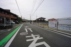 現地（2025年4月25日）撮影。大型車の通行が少なく、騒音や振動が少ないので静かで快適な生活を送れます。