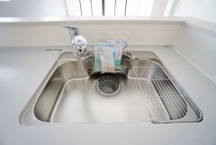 広々とした凸型シンクに洗剤ポケットを標準装備。大きなお鍋など洗いやすいです。