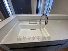 広々とした凸型シンクに洗剤ポケットを標準装備。大きなお鍋など洗いやすいです。