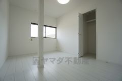 暖かい日差しが差し込む6帖洋室。たっぷり収納できるクローゼット付きでお部屋の中をすっきりと快適に保てます。