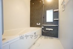 1日の疲れを癒すくつろぎのバスルーム。足を伸ばしてもゆったりと入れるサイズです。お子様と一緒にお風呂に入っても狭くないですね＾＾