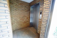 重い荷物を運ぶのにも便利なエレベーター付です。