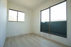 同仕様写真。住む人のこだわりを活かす洋室。日当たりがよく、寝室としての利用もおすすめ。広めのクローゼットには荷物をすっきり片付けられ、ゆとりのある暮らしが出来ます＾＾