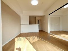 リビングは広々とした設計で、家族が集い、寛ぐ暮らしの空間を演出しています。思い思いの時間を過ごしたり、家族みんなで食事をしたり、素敵な団らんの場になりますね。