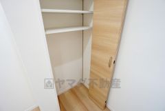 同仕様写真。まとめ買いしてもこの収納量なら心配要らずのパントリー。調理家電や食品のストックをすっきりまとめられ、キッチン周りを広々使えます。