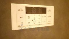 湯量・湯温の設定、そして保温までワンタッチのフルオートバス。便利な追い炊き機能付きです。