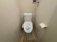 温水洗浄機付トイレです。節水機能もあるので、安心して使えますね。2ヶ所にトイレがあるので、忙しい朝にもゆとりができますね。