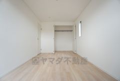 同仕様写真。暖かい日差しが差し込む洋室。たっぷり収納できるクローゼット付きでお部屋の中をすっきりと快適に保てます。