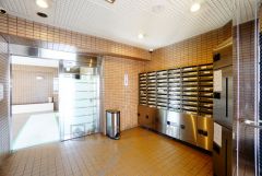 きれいに保たれたエントランスが安らぎに満ちた暮らしへ誘います。