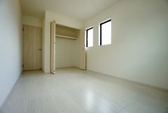 同仕様写真。住む人のこだわりを活かす洋室。日当たりがよく、寝室としての利用もおすすめ。広めのクローゼットには荷物をすっきり片付けられ、ゆとりのある暮らしが出来ます＾＾