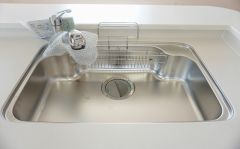 同仕様写真。広々とした凸型シンクに洗剤ポケットを標準装備。大きなお鍋など洗いやすいです。