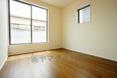 住む人のこだわりを活かす洋室。日当たりがよく、寝室としての利用もおすすめ。広めのクローゼットには荷物をすっきり片付けられ、ゆとりのある暮らしが出来ます＾＾