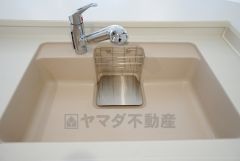 広々とした凸型シンクに洗剤ポケットを標準装備。大きなお鍋など洗いやすいです。