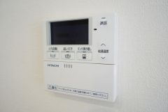 同仕様写真。おいだき機能つきなのでお風呂に入る時間が異なるご家庭には嬉しいですね。ボタン一つで快適で便利な生活が＾＾