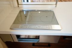 同仕様写真。汚れてもサッとふける、お手入れのしやすいIHクッキングヒーター。オール電化なので経済的です。