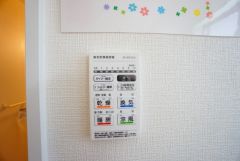 同仕様写真。浴室暖房乾燥機付き＾＾梅雨の時期や花粉、PM2.5が酷いときなどの洗濯を干すのに重宝しそうですね＾＾