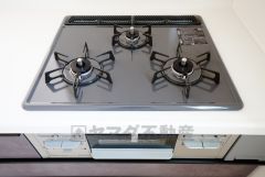 同時にたくさんの料理が調理できる3口コンロ。長時間熱を通しておきたい煮込み料理を作りながら、炒め物など同時進行で進められます。