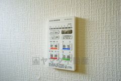 雨の日の洗濯も安心できる浴室暖房乾燥機付き浴室。リモコンで操作もボタン1つで簡単。