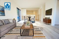 家具はイメージです。リビングは広々とした設計で、家族が集い、寛ぐ暮らしの空間を演出しています。思い思いの時間を過ごしたり、家族みんなで食事をしたり、素敵な団らんの場になりますね。