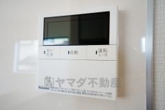 キッチン横からお湯張り、追い炊き、足し湯がボタン一つで楽々操作できる給湯機リモコンです。忙しい夕飯準備の時間帯に重宝しますね。