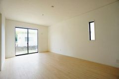 大きな掃き出し窓のあるリビングは、陽光あふれる明るい空間です。ゆったりと寛げる憩いの場となりそうです。
