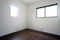 2面採光を確保した明るい室内は、風通しも良く、大変居心地の良い空間となっております。爽やかな風を感じて起きる朝は、快適生活の始まりに。