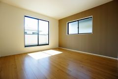 同仕様写真。寛ぎの時間を紡ぎだす主寝室は、大型ベッドを置いても余裕の広さを確保しています。