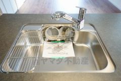 広々とした凸型シンクに洗剤ポケットを標準装備。大きなお鍋など洗いやすいです。