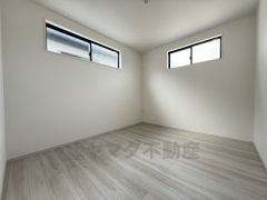 2面採光を確保した明るい室内は、風通しも良く、大変居心地の良い空間となっております。爽やかな風を感じて起きる朝は、快適生活の始まりに。