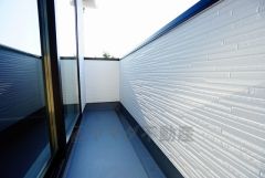 同仕様写真。陽当たりの良いバルコニーです。お洗濯やお布団干しはもちろん、日光浴スペースにも。