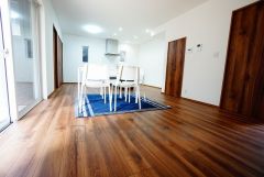 大きな窓のあるリビングは、陽光あふれる明るい空間です。居心地良く、ご家族皆がゆったり寛げる憩いの空間となりそうです。