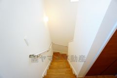 小さなお子様やご高齢の方でも安心できる、手すり付き階段。段差も低めで設定されており、安全性にも優れています。