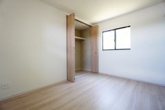 住む人のこだわりを活かす洋室。日当たりがよく、寝室としての利用もおすすめ。広めのクローゼットには荷物をすっきり片付けられ、ゆとりのある暮らしが出来ます＾＾