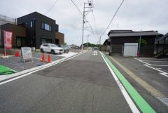 前面道路は広く、車同士がすれ違うスペースが十分にあります。落ち着いた住宅地内で快適な生活を実現してみませんか＾＾