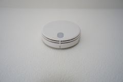 同仕様写真。火災報知器が設置されていることで、火災の発生をいち早く感知し、就寝中や留守中でも素早く危険を知らせてくれるため、家族の安全を確保し被害を最小限に抑えられます。