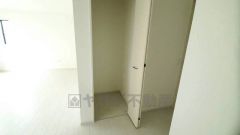 物が散らかりやすいリビングに収納スペースを確保。書類や雑貨をひとまとめにできまるため、お部屋をすっきりさせることが出来ます。