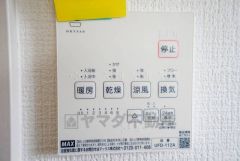 雨の日の洗濯も安心できる浴室暖房乾燥機付き浴室。リモコンで操作もボタン1つで簡単。