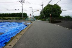 現地（2025年6月10日）撮影。前面道路は広く、車同士がすれ違うスペースが十分にあります。落ち着いた住宅地内で快適な生活を実現してみませんか＾＾