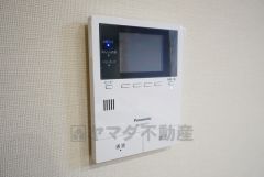 防犯性、セキュリティ対策に安心できるテレビモニター付きインターフォンです。セールスマン対策にもなり安心できます。