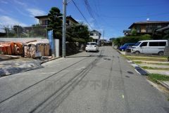 現地（2025年8月6日）撮影。前面道路は広く、車同士がすれ違うスペースが十分にあります。落ち着いた住宅地内で快適な生活を実現してみませんか＾＾